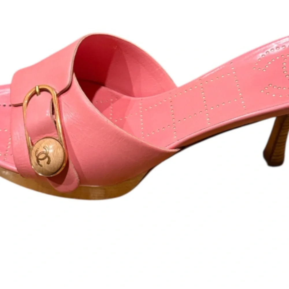 CHANEL VTG Pink High Heels CC Leather Strap Sandals Sleek Stiletto ⭐️⭐️⭐️⭐️⭐️